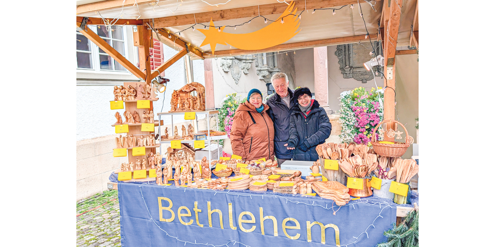 Maria Peterer (l.), Sepp Baumann und Carmen Isler übernahmen zusammen eine der Schichten am Schaffhauser Weihnachtsmarkt.