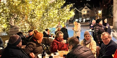 Der leuchtende Weihnachtsbaum im Rheinecker Städtli lädt zu einer Tasse Glühwein ein.