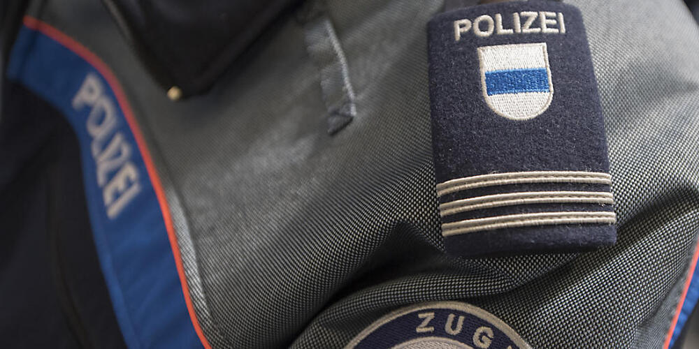 Die Zuger Polizei kontrollierte am Montagmittag einen Motorradfahrer, der mit 100 km/h unterwegs war. (Archivbild)