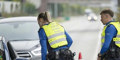 Grenzkontrolle bei der Einreise in die Schweiz: Mitarbeitende des Bundesamts für Zoll und Grenzsicherheit kontrollieren Fahrzeuge und ihre Lenker am Grenzübergang Weil am Rhein in Basel. (Archivbild)