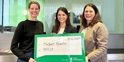 v.l.n.r.: Annina Jäger (Aktuarin) und Simone Michlig (Präsidentin) von PluSport Rheintal mit Susanne Indermaur (SGKB) bei der Spendenübergabe. 