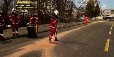 Ein Fahrzeug verlor unmittelbar vor dem Gemeindehaus Öl und hinterliess eine gut sichtbare Spur.