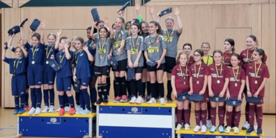 Die FCU-Mädchen stehen beim FF12-Turnier zuoberst auf dem Podest.