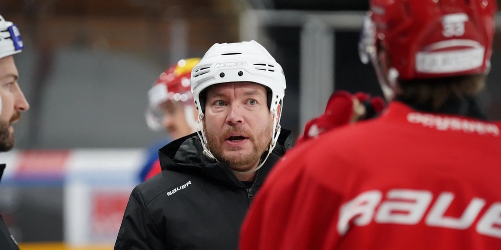 Nach Coaching-Engagements in Finnland, der KHL und der DEL ist der frühere Verteidiger Pekka Kangasalusta (m.) nun Assistent beim SCRJ.