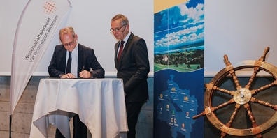 Prof. Dr. Horst Biedermann (l.), stv. W4-Vorsitzender, und Roland Inauen, amtierender IBK-Vorsitzender und Innerrhoder Landammann, unterzeichnen die neue Leistungsvereinbarung.