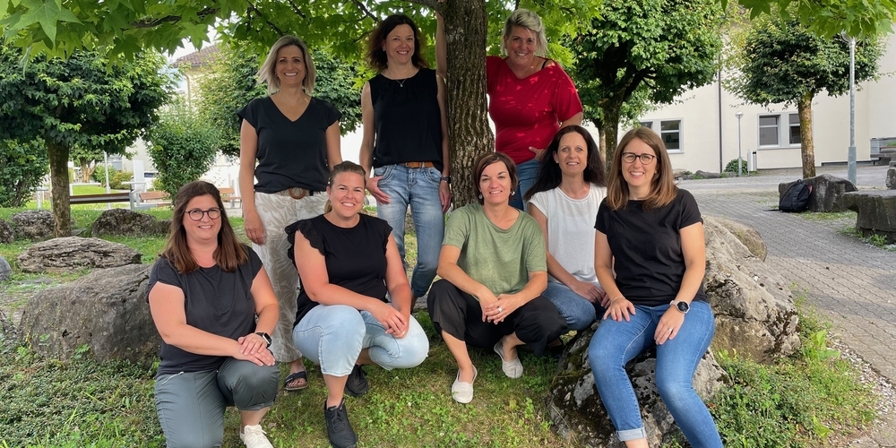 Sorgt auch heuer zum Silberjubiläum für eine Fülle an spannenden Kursen: Das Ferienpass-Team 2025, (stehend, v.l.n.r.): Jeanette Stoll, Iris Hager, Petra Limberger-Zwicky, (sitzend, v.l.n.r.): Rebekka Roth, Martina Giger, Daniela Petrillo, Manuela Brunner, Martina Rüegg.