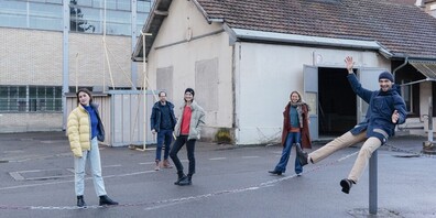 Nora Gailer, Patrick Meng, Mona Neubauer, Corinne Widmer und Alexander Bradley (v. l.) bringen neues Leben in die alte Kupferschmiede an der Affolternstrasse 76.