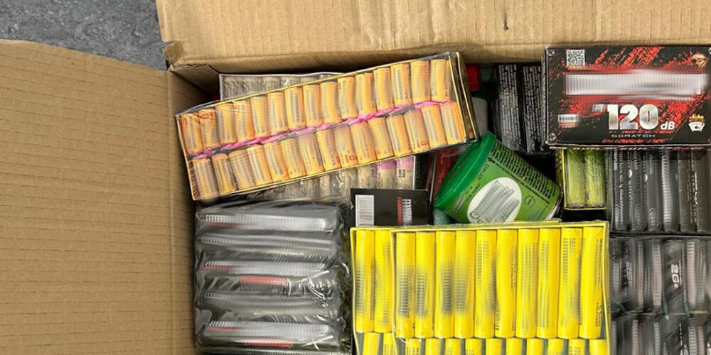 Der deutsche Zoll stellte ein Paket mit 588 Feuerwerkskörpern sicher.
