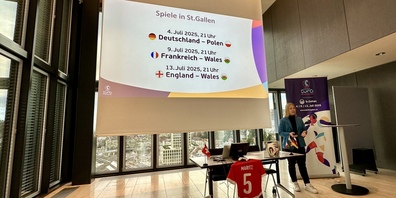 Projektleiterin Céline Bradke präsentiert den Spielplan für St.Gallen