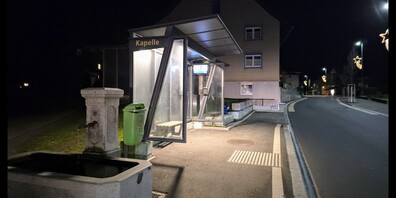 Die beiden Postauto-Haltestellen "Kapelle Schwarzenbach" sind  jetzt gut ausgeleuchtet und keine "schwarzen Löcher" mehr bei Dunkelheit.