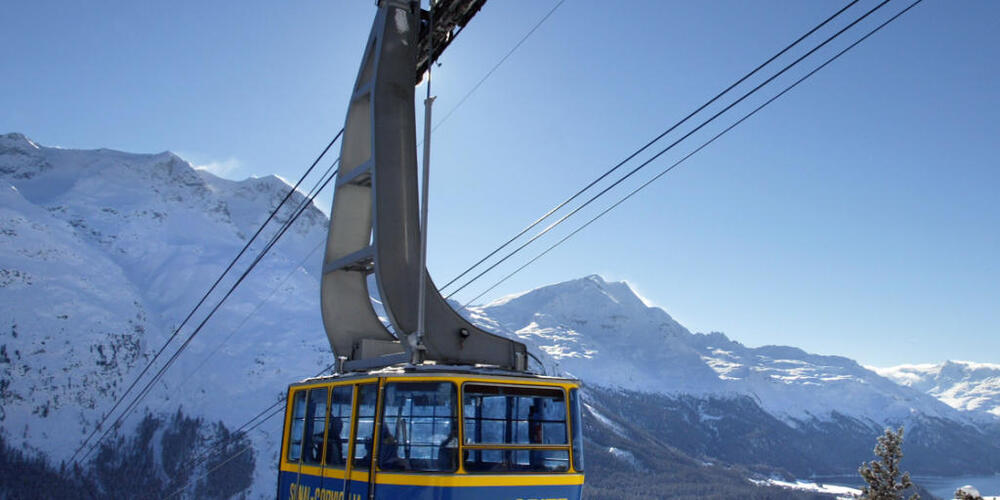 Die sogenannte Signalbahn von St. Moritz ins Oberegandiner Skigebiet Corviglia im Dezember 2002. Nun soll die betagte Pendelbahn durch eine Umlaufbahn mit 8er-Kabinen ersetzt werden. (Archivbild)