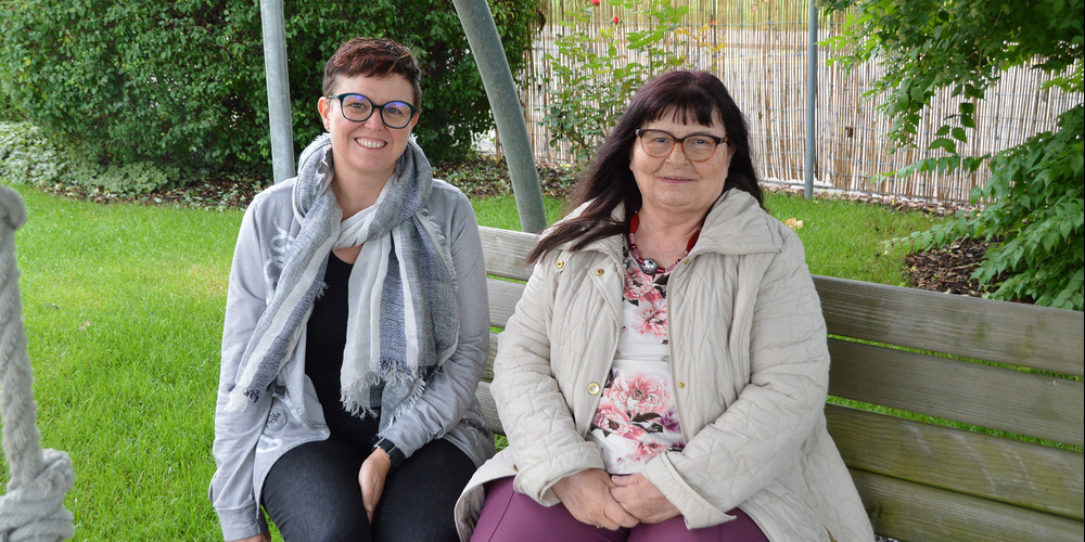 Heimleiterin Andrea Fleischmann (links) und Heimbewohnerin Christa Zweifel sind froh, dass wieder ein Stück Normalität einkehrt. (Bild yas)