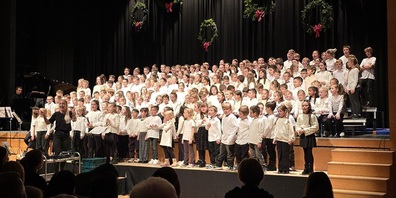 Weihnachtsstimmung pur! Die Kinder vom Hirschberg-Schulhaus sorgten mit schönen Gesängen für glänzende Augen und frohe Gesichter.
