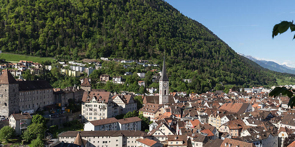 Die Stadt Chur, Hauptstandort der kantonalen Verwaltung Graubündens. Der Kanton gewährleistet in Zukunft die Vertretung der drei Bündner Sprachregionen in kantonalen Gremien mit bedeutenden öffentlichen Aufgaben. (Archivbild)