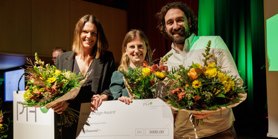 Das Projektteam von «Tools@Schools» mit Sandrine Wild, Catherine Ferris und Stefano Negrinelli bei der Vergabe des ersten «PHSG Bridge Awards»