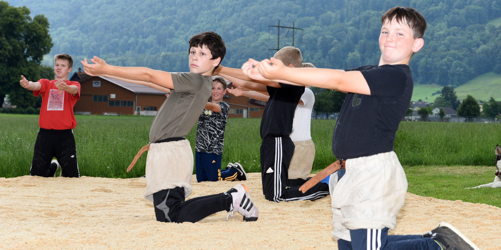 Sowohl die Jungschwinger wie auch die Aktiven wärmen sich in Schübelbach zuerst auf, bevor es dann in den Kampf geht. (Bilder Franz Feldmann)