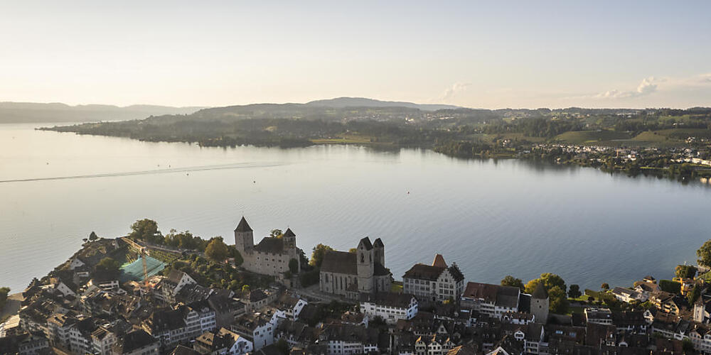 Die Ostschweizer Fachhochschule bietet ab Herbst 2025 in Rapperswil-Jona einen neuen Studiengang im Bereich Künstliche Intelligenz an. Im Bild zu sehen ist die Altstadt von Rapperswil-Jona. (Archivbild)