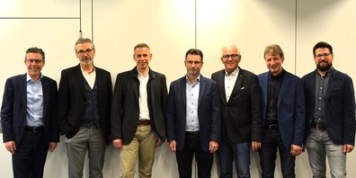 Die Vertreter der sieben Aktionäre der Wärme Netz Ostschweiz (WNO) AG: v l. Marco Huwiler (TBW), Adriano Tramèr (SAK),  Lucas Obrist (Schmid energy solutions), Marcel Stofer (EKT), Norbert Hodel (Ortsgemeinde Wil), Martin Brunnschweiler (Gemeinde Uzwil) und Luca Zillig (TBF).
