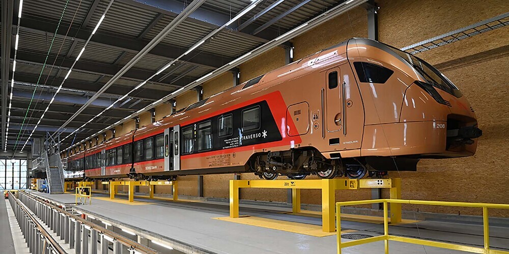 Das Service-Zentrum der SOB in Samstagern kann neu 150 Meter lange Traverso-Züge heben, was eine grosse Arbeitserleichterung in der Instandhaltung der Züge bedeutet.