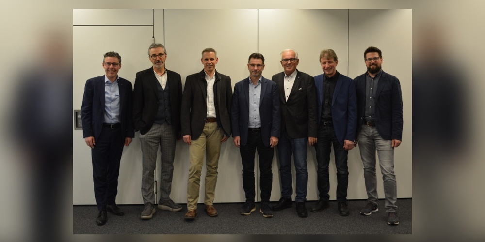 Bildlegende: Die Vertreter der sieben Aktionäre freuen sich über die Gründung der Wärme Netz Ostschweiz (WNO) AG. Auf dem Bild von links nach rechts: Marco Huwiler (TBW), Adriano Tramèr (SAK), Lucas Obrist (Schmid energy solutions), Marcel Stofer (EKT), Norbert Hodel (Ortsgemeinde Wil), Martin Brunnschweiler (Gemeinde Uzwil) und Luca Zillig (TBF).