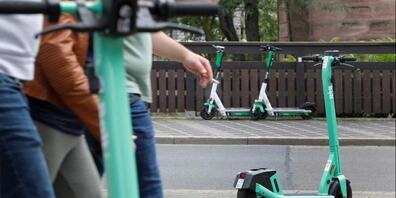 Wegen wild parkierter Miet-Scooter und E-Mopeds will Zürich feste Abstellzonen einführen.