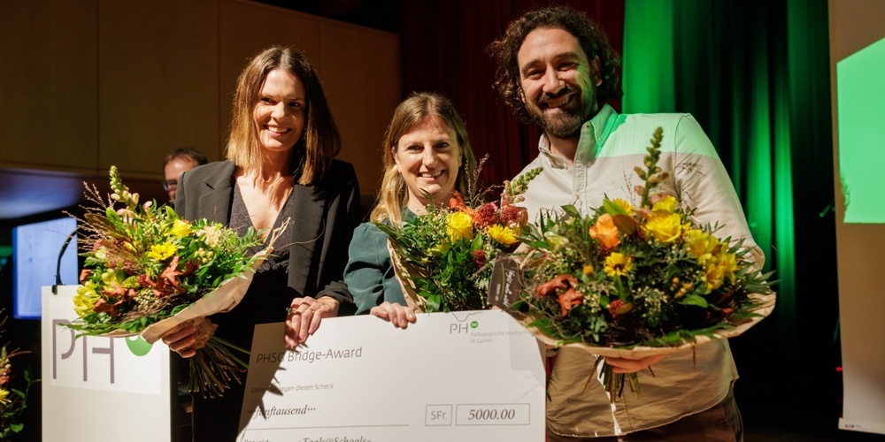 Das Projektteam von «Tools@Schools» mit Sandrine Wild, Catherine Ferris und Stefano Negrinelli (von links) bei der Vergabe des ersten «PHSG Bridge Awards».