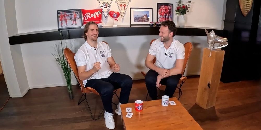 Der schwedische Verteidiger Philip Holm (l.) und der dänische Stürmer Nicklas Jensen vom SCRJ im Wissens-Duell.