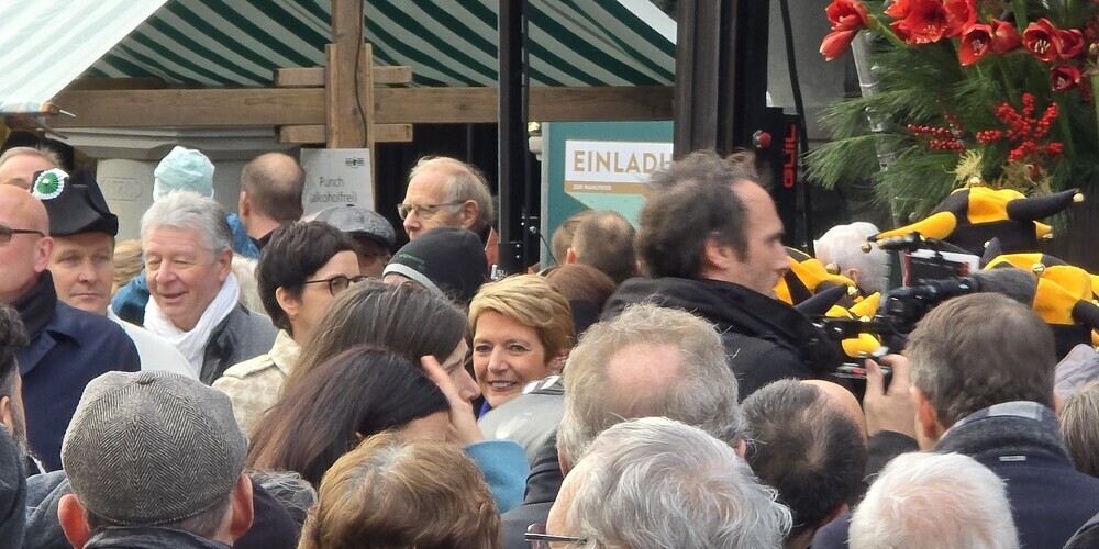 Karin Keller-Sutter beim Bad in der Menge auf dem Wiler Hofplatz.