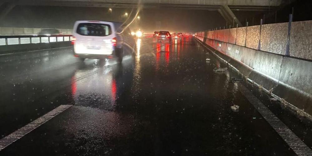 Auf der Autobahn lagen Betonteile, die mehrere Fahrzeuge beschädigten.