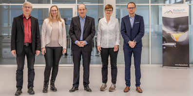 v.l.n.r.: Prof. Dr. habil Michael Schreiner (Bereichsleiter Digital Innovation Lab), Danijela Djordjevic (Leiterin Finanzen & Personal), Dr. Richard Quaderer (Geschäftsführer), Heidi Thomé (Bereichsleiterin Optical Coating and Characterization Lab), Dr. Thomas Liebrich (Bereichsleiter Ultra-Precision Manufacturing Lab) 