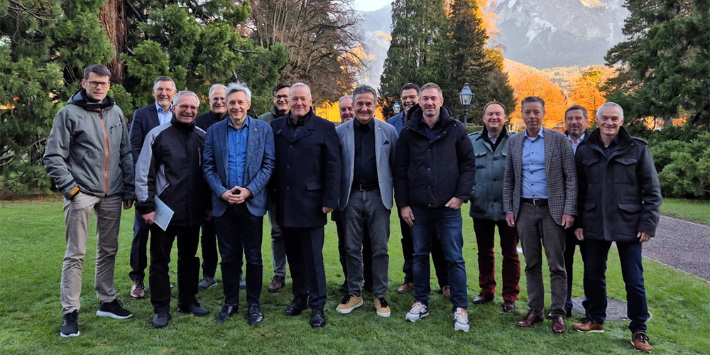Zum letzten Mal in dieser Konstellation zusammengekommen: Daniel Bühler, Christoph Gull, Axel Zimmermann, Eduard Neuhaus, Guido  Fischer, Patrik Schlegel, Fredy Schöb, Rolf Pfeiffer, Angelo Umberg, Bertrand Hug, Jörg Tanner, Niklaus Lippuner, Erich Zoller, Thomas Good und René Lenherr-Fend, Geschäftsstelle (von links).
