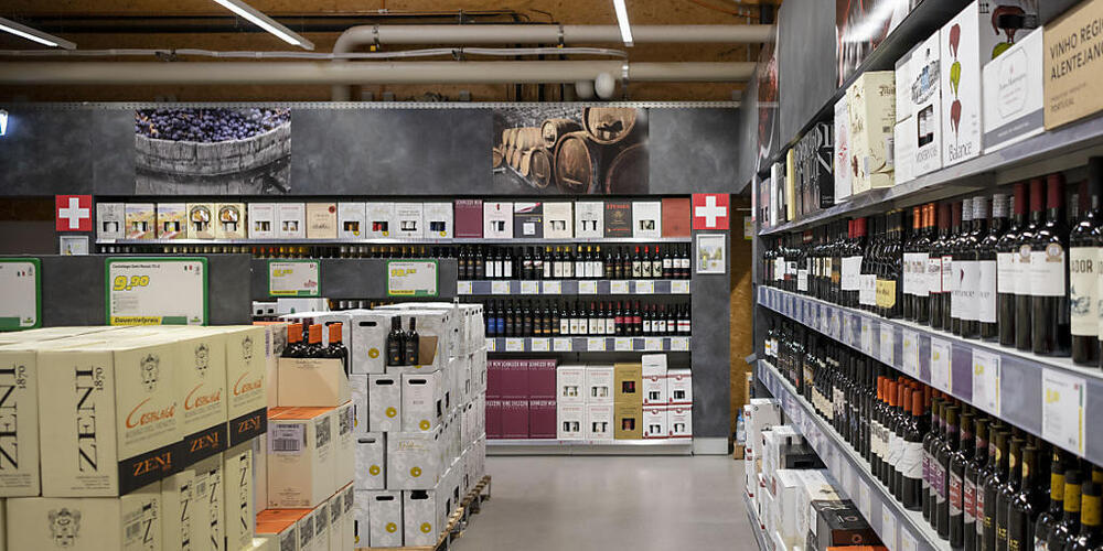 Die Besteuerung von alkoholischen Getränken soll helfen, den Konsum zu reduzieren. Im Bild zu sehen ist die Weinabteilung in einem Schweizer Supermarkt. (Archivbild)