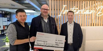 Checkübergabe am 20. Dezember 2024. Im Bild die Initianten der Spendenaktion Patrick Ammann, Inhaber der Pius Schäfler AG (links), und Marcel Helfenberger, Vorsitzender der Raiffeisenbank Gossau-Andwil-Niederwil (rechts), mit Pater Andy Givel.