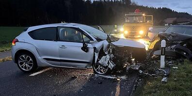 Aus diesen zwei Autos barg die Sanität zwei mittelschwer verletzte Lenker.