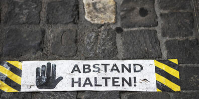 Darauf dringt das Bundesamt für Gesundheit (BAG) nach dem Lockdown besonders: Social Distancing. (Bild KEYSTONE)