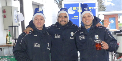 Bei diesem Anlass waren die Zipfelmützen blau-weiss: vl. Samuel Thönig, Carlos de Almeida und Noah Thönig