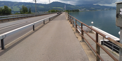 Der Veloweg über den Seedamm wird durch ein Geländer gesichert, das angepasst und saniert werden muss.
