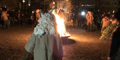 Für die Entzündung des Feuers versammeln sich die Römpler auf dem Schulhausplatz Bruggen.