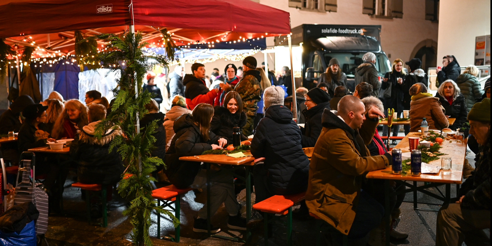 Wer im grossen Verbund Weihnachten feiern möchte, kann dies an der Gassenweihnacht beim Bohl tun.