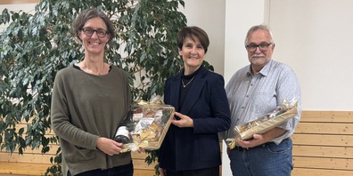 Gemeindepräsidentin Silvia Troxler (Bildmitte) dankt Julia Ritz (links) und Nigg Weber (rechts) für den engagierten Einsatz zugunsten der Gemeinde und der Bevölkerung.