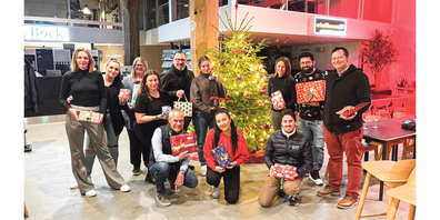Was wohl in den Wichtelgeschenken eingepackt ist? Nadine Cataldo (hinten v.l.), Sonia Troilo, Manuela Blättler, Bozana Lauro, Francesco Berenati, Laura Alar, Claudia Riedel, Orazio Mantelli und Ronny Bien. Andreas Wittausch (vorne v.l.), Jeanette Mtiri und Sandro Zoller.