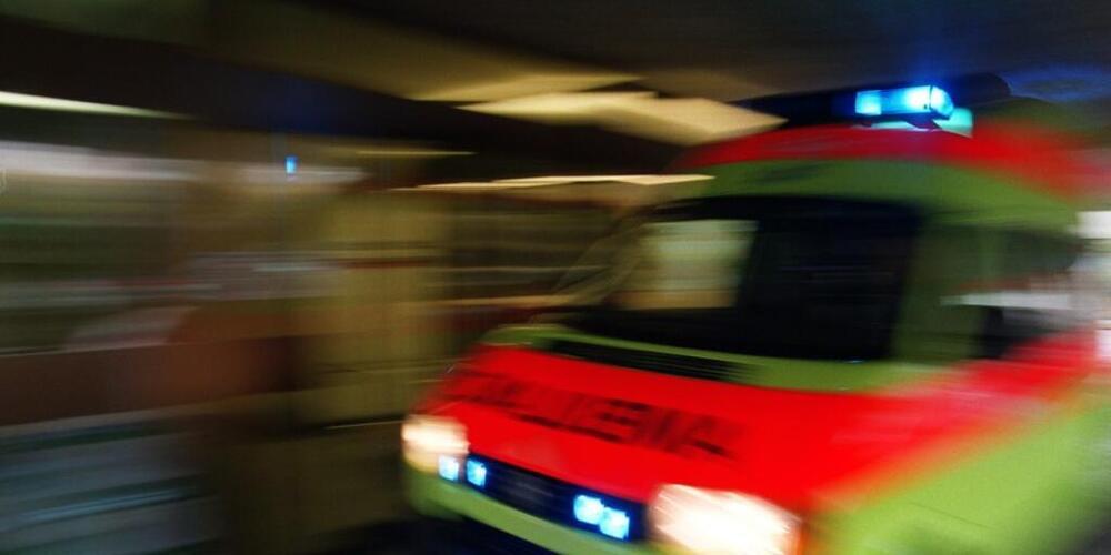 Der vom Zug erfasste Mann wurde vom Rettungsdienst schwerverletzt in ein Spital gefahren. (Symbolbild)