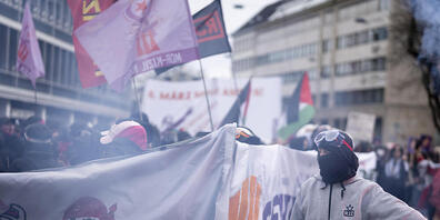 Das Gericht hat eine linksextreme Demoteilnehmerin verurteilt, weil sie an einer Attacke auf einen Polizisten beteiligt war. (Symbolbild)