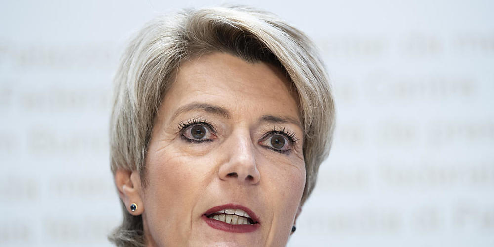 Bundesrätin Keller-Sutter: Der Bundesrat beschäftige sich zurzeit mit Demonstrationen und Fussballspielen.