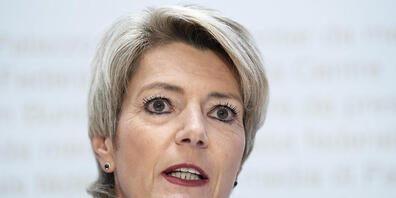 Bundesrätin Keller-Sutter: Der Bundesrat beschäftige sich zurzeit mit Demonstrationen und Fussballspielen.