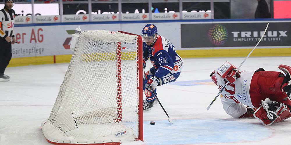 Yannick Zehnder (ZSC) bezwingt Torhueter Melvin Nyffeler (SCRJ)und trifft zum 3:1.