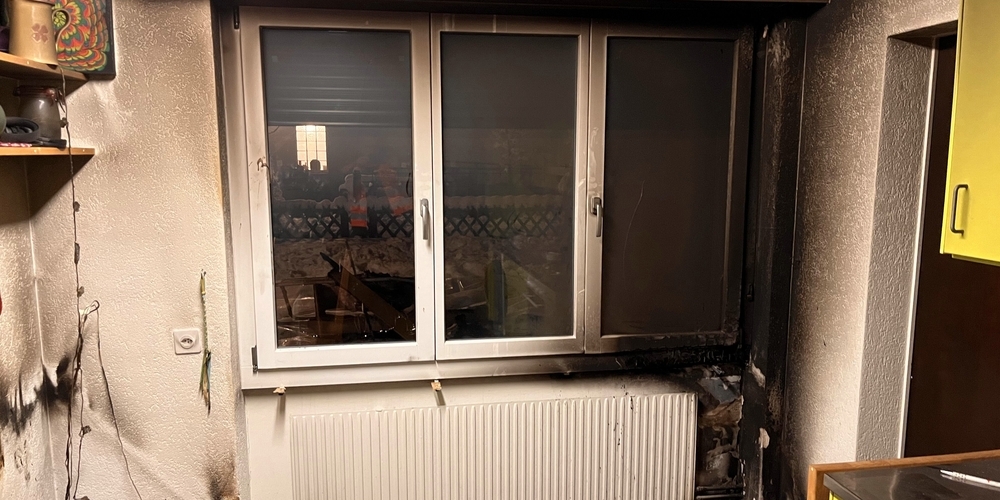 Aus noch unbekannten Gründen geriet ein Vorhang in der Küche einer Gommiswalder Erdgeschoss-Wohnung an der Sulzweidstrasse in Brand.