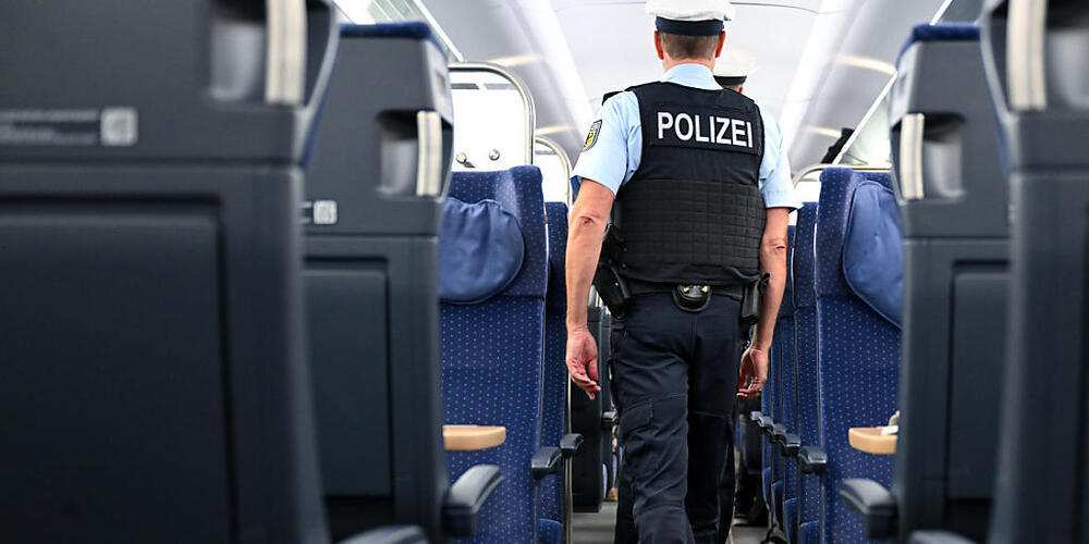 Die deutsche Bundespolizei erwischte in einem Zug von Basel nach Deutschland einen verurteilten Drogenhändler, der nach der Abschiebung wieder einreisen wollte. (Archivbild)