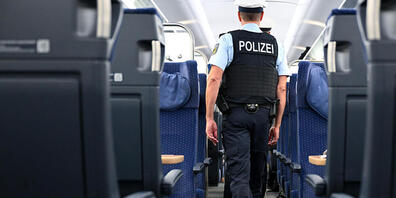 Die deutsche Bundespolizei erwischte in einem Zug von Basel nach Deutschland einen verurteilten Drogenhändler, der nach der Abschiebung wieder einreisen wollte. (Archivbild)