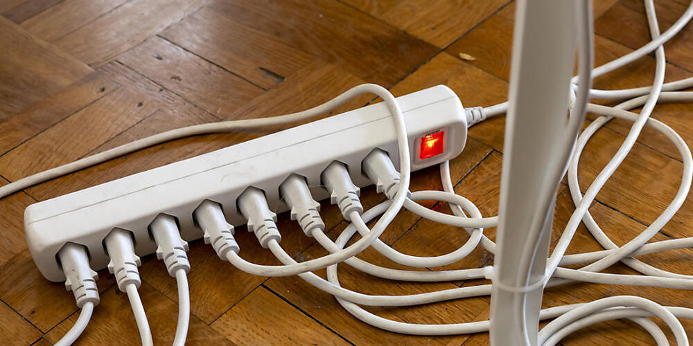 In 25'000 Betrieben und Haushalten der Surselva floss am Dienstag zeitweise kein Strom durch solche Kabel. (Archivbild)